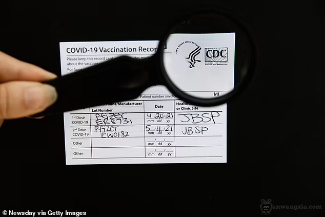 自拜登总统宣布一项全面的疫苗任务以来,暗网上假疫苗接种卡的价格上涨了100%