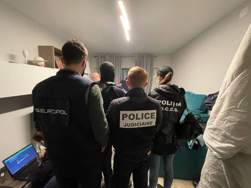 欧洲刑警组织宣布逮捕7名REvil勒索组织成员,他们涉嫌攻击7000余家公司并通过暗网进行勒索